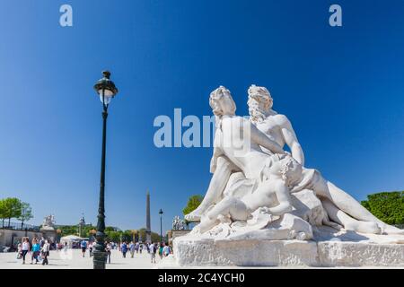 Sculpture dans le jardin des Tuileries à l'entrée de la place de la Concorde, Paris Banque D'Images