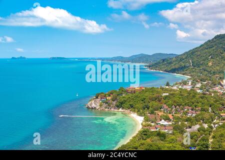 Vue panoramique aérienne de l'île de Koh Phangan, Thaïlande en été Banque D'Images