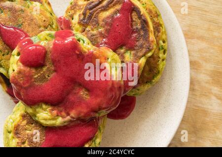 Vue de dessus sur l'assiette avec crêpes à la citrouille aromatisées à la framboise fraîche et au miel Banque D'Images