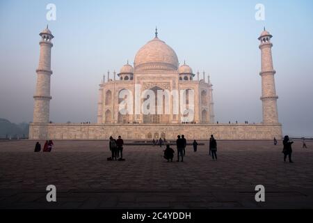 Taj Mahal. Un immense mausolée de marbre blanc, construit à Agra entre 1631 et 1648 par ordre de l'empereur moghol Shah Jahan en mémoire de sa faveur Banque D'Images