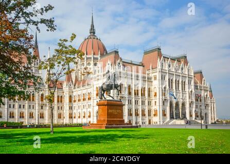 La statue équestre et pilote du noble hongrois et chef Francis II Rakoczi, devant le Parlement à Budapest, Hongrie Banque D'Images