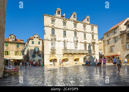 Visiteurs passent par Trg Brace Radic ou le fruit Square avec des magasins et des cafés en plein air sur une journée ensoleillée à Split Croatie Banque D'Images