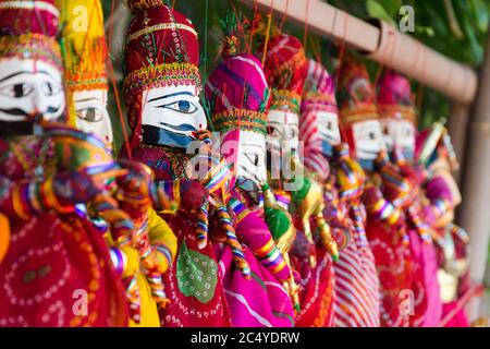 Accent sélectif sur les marionnettes colorées des rois et des reines au Rajasthan, en Inde Banque D'Images