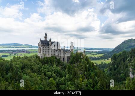 Vue sur le pittoresque château de Neuschwanstein dans les Alpes du sud de la Bavière Banque D'Images