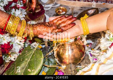 Rituel signifiant vœux de mariage pendant un mariage bengali indien Banque D'Images