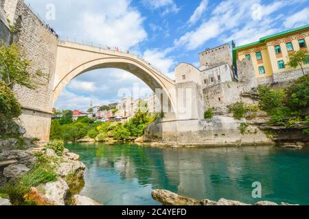 Les eaux vertes émeraude de la rivière Neretva s'écoulent sous le pont de Mostar dans l'ancienne ville de Mostar, en Bosnie-Herzégovine Banque D'Images