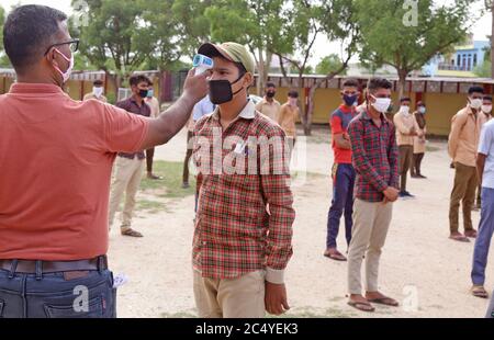 Beawar, Inde. 29 juin 2020. (6/29/2020) les élèves subissent une analyse de température à leur arrivée pour apparaître au 10e examen standard du conseil, dans le contexte d'une pandémie de COVID-19 à Beawar. Environ 11 étudiants lakh à apparaître dans la classe X examen de sciences sociales du Conseil de l'éducation secondaire du Rajasthan (RBSE) dans plus de 6,000 centres d'examen dans l'ensemble de l'État. Toutes les normes de distance sociale ont été suivies pendant l'examen. (Photo de Sumit Saraswat/Pacific Press/Sipa USA) crédit: SIPA USA/Alay Live News Banque D'Images