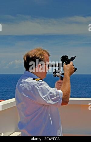 océan indien, eaux internationales - 29 août 2006 : le deuxième officier de la cortesia de conteneutender (imo 9293753 ) naviguant avec un sextant à Banque D'Images