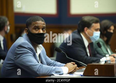 Washington, États-Unis. 29 juin 2020. Le manifestant des droits civils Kishon McDonald témoigne lors d'une audience du comité des ressources naturelles de la Maison pour discuter de la police du parc américain et de leurs interactions avec les manifestants et le journaliste, à Capitol Hill, à Washington, DC, le lundi 29 juin 2020. L'audience porte sur le retrait des manifestants et des journalistes le 1er juin à l'extérieur de l'église épiscopale Saint-Jean, près de la Maison Blanche, pour que le président Donald Trump réalise une séance photo Photo de piscine par Bonnie Cash/UPI crédit: UPI/Alay Live News Banque D'Images