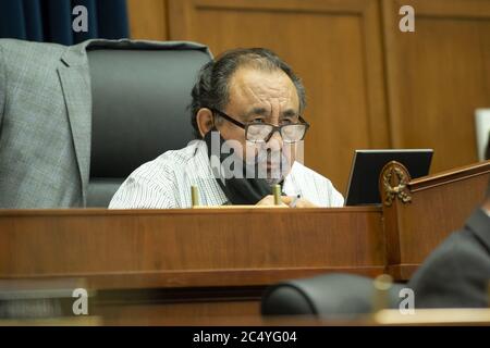 Washington, États-Unis. 29 juin 2020. Raul Grijalva, D-Ariz, président du Comité des ressources naturelles de la Maison, écoute lors d'une audience du Comité des ressources naturelles de la Chambre pour discuter de la police du Parc des États-Unis et de leurs interactions avec les manifestants et les journalistes, à Capitol Hill, à Washington, DC, le lundi 29 juin 2020. L'audience porte sur le retrait des manifestants et des journalistes le 1er juin à l'extérieur de l'église épiscopale Saint-Jean, près de la Maison Blanche, pour que le président Donald Trump réalise une séance photo Photo de piscine par Bonnie Cash/UPI crédit: UPI/Alay Live News Banque D'Images