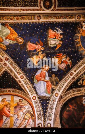 Italie Lombardie Milan - Eglise de San Maurizio al Monastero maggiore - Bénédiction Père et anges éternels, école de Foppesque, fresque dans la salle cloisonnée -Jean l'évangéliste Banque D'Images