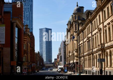 La route principale du centre-ville de Manchester traverse la ville de Deansgate en direction de Deansgate Square Banque D'Images