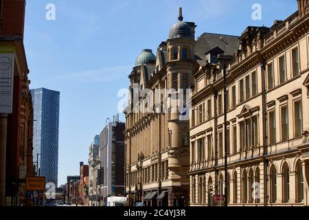 La route principale du centre-ville de Manchester traverse la ville de Deansgate en direction de Deansgate Square Banque D'Images