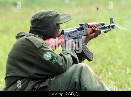 Un garde-forestier de la Wildlife Authority ougandaise en action sur le champ de tir de kigo pendant les Jeux Inter-Forces en cours. Banque D'Images