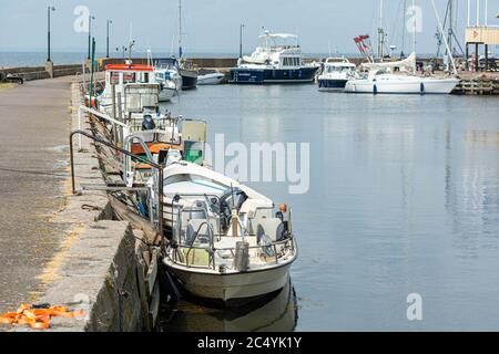 Malmo, Suède- 28 juin 2020 : petits bateaux de pêche dans une marina de Scania, dans le sud de la Suède. L'activité de pêche n'est pas aussi touchée par la pandémie du coronavirus. Banque D'Images