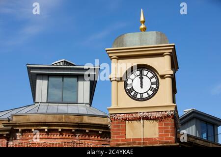 Centre-ville d'Ashton-Under-Lyne dans la tour de l'horloge de Manchester de tameside GTR, sur la place du marché Ashton Banque D'Images