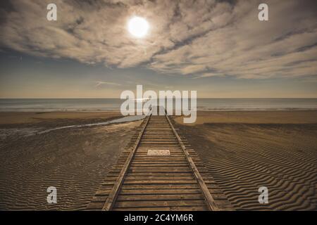 Jetée en bois au soleil du matin, plage de Lido Di Jesolo, Italie Banque D'Images