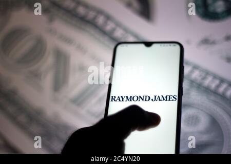 Dans cette illustration, le logo de Raymond James Financial est affiché sur un smartphone. Banque D'Images