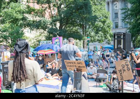 New York, New York, 29 juin 2020. Un groupe de mots a fait passer des activistes à l'hôtel de ville le lundi 29 juin 2020 pour protester contre le maire Bill de Blasio et les décisions de la ville sur les réductions budgétaires dans les zones qui en ont le plus besoin, le crédit Kevin RC Wilson Banque D'Images