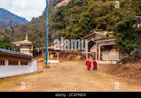 Thimphu/ Bhoutan - 27 février 2016 : Monks bouddhistes tibétains en robes rouges traditionnelles descendant du monastère Chagri Cheri Dorjeden. PR. Traditionnelle Banque D'Images