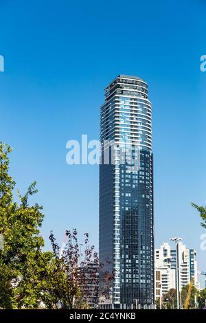 TEL AVIV, ISRAËL- 29 juillet 2019: Un gratte-ciel de bureaux IBM moderne dans le centre-ville de tel aviv, Israël. Banque D'Images