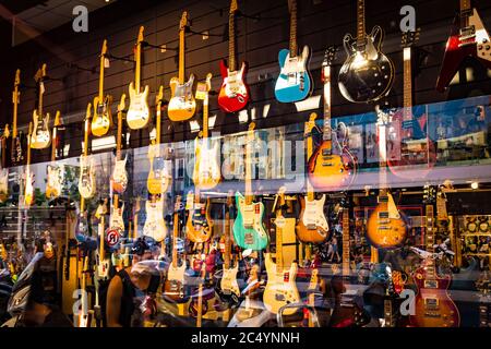 tel Aviv, Israël - 29 juillet 2019. Guitares électriques acoustiques suspendues dans une boutique de musique moderne dans une vitrine. Banque D'Images