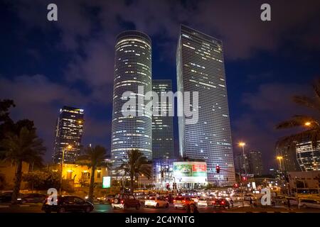 Tel Aviv, Israël - 29 juillet 2019 : centre commercial et d'affaires Azrieli trois gratte-ciels le soir, vue de Kaplan Street. Tel Aviv la nuit. Banque D'Images