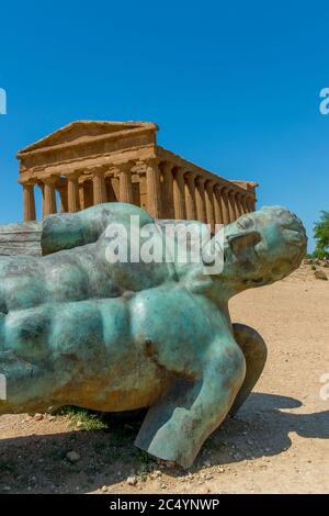 Ikaro caduto (Icarus déchu) sculpture en bronze de l'artiste polonais Igor Mitoraj devant le Temple de Concordia (grec: Harmonia) , construite vers 440-430 av. J.-C. Banque D'Images