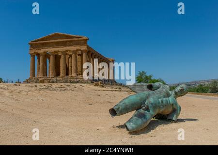 Ikaro caduto (Icarus déchu) sculpture en bronze de l'artiste polonais Igor Mitoraj devant le Temple de Concordia (grec: Harmonia) , construite vers 440-430 av. J.-C. Banque D'Images