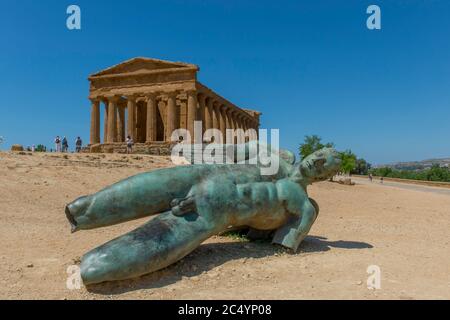 Ikaro caduto (Icarus déchu) sculpture en bronze de l'artiste polonais Igor Mitoraj devant le Temple de Concordia (grec: Harmonia) , construite vers 440-430 av. J.-C. Banque D'Images