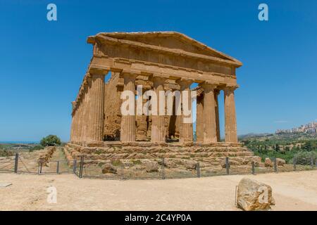 Le Temple de Concordia (grec: Harmonia) , construit vers 440-430 av. J.-C., qui est un ancien temple grec de l'ancienne ville d'Akragas, situé dans la Valle Banque D'Images