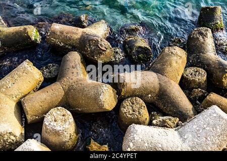 Blocs de béton modulaires Riprap, également connu sous le nom de rip-rap, rip-rap, rock, armure de roche, ou des décombres utilisés pour armer les structures de rivage contre l'armure et Banque D'Images