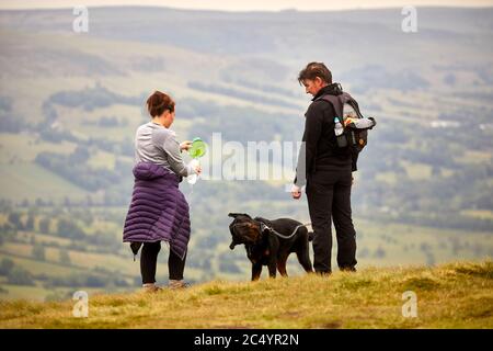 Randonneurs à chiens à Summit MAM Tor Hill près de Castleton dans le High Peak de Derbyshire, Angleterre Banque D'Images