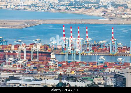 Haifa, Israël - octobre 2018: Vue du port de Haif? et les grues portuaires, les conteneurs de fret et les navires dans une journée ensoleillée d'été. Haïfa, Isra du Nord Banque D'Images