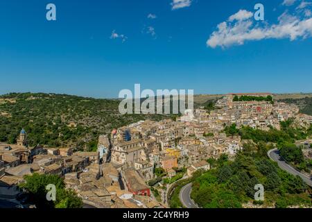 Vue sur Ragusa Ibla, la partie plus ancienne de la ville, de la ville haute de Ragusa Superiore, sur l'île de Sicile en Italie. Banque D'Images