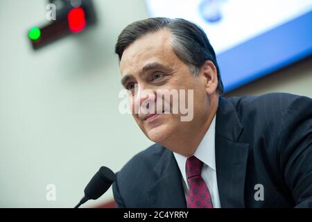 Jonathan Turley, professeur de droit à la George Washington University Law School, arrive pour témoigner devant le Comité des ressources naturelles de la Maison des États-Unis au Capitole des États-Unis à Washington, DC, États-Unis, le lundi 29 juin 2020. Crédit : Stefani Reynolds/CNP/MediaPunch Banque D'Images