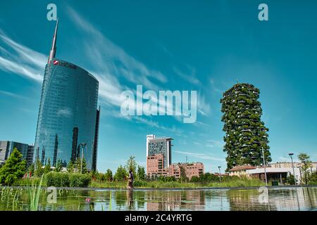 Milan, Italie, 06.29.2020: Vue panoramique de la Tour UniCredit et de la Forêt verticale, les gratte-ciels Bosco Verticale depuis le Parc de la Bibliothèque des arbres, Parco Banque D'Images