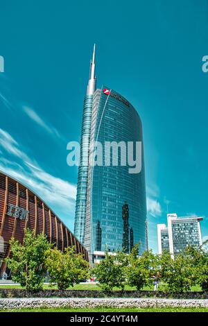 Milan, Italie, 06.29.2020: La tour UniCredit de la place Gae Aulenti est le siège d'UniCredit une des plus grandes banques d'Italie conçu par arc Banque D'Images