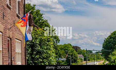 Stein, Limbourg Sud / pays-Bas. 21 juin 2020. La tradition hollandaise de suspendre un sac à dos avec le drapeau en raison de la réussite de l'examen de lycée Banque D'Images