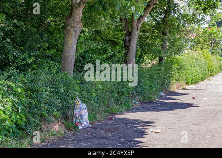 Stein, Limbourg Sud / pays-Bas. 21 juin 2020. Parking à l'entrée du parc, un sac en plastique jeté avec les ordures près des buissons Banque D'Images