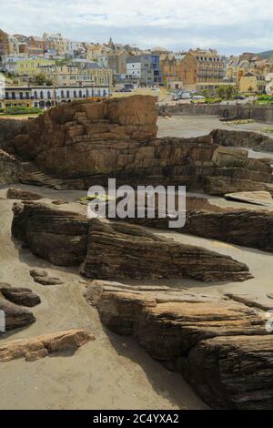Rochers sur la plage à marée basse dans la ville balnéaire d'Ilfracombe sur la côte du Devon Nord Banque D'Images