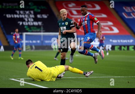 Nick Pope, gardien de but de Burnley, sauve aux pieds de Jordan Ayew (à droite) du Crystal Palace lors du match de la Premier League à Selhurst Park, Londres. Banque D'Images