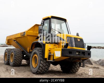 Toronto Canada, le 17 mars 2020; un petit camion-benne mobile JCB jaune sur le projet de reconstruction des plages Banque D'Images