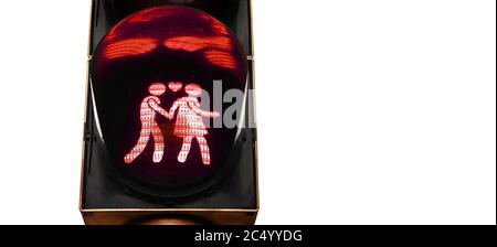 Charmant feu de circulation piétonnier. Couple tenant les mains, valeurs traditionnelles. Lumière rouge pour la famille traditionnelle Banque D'Images