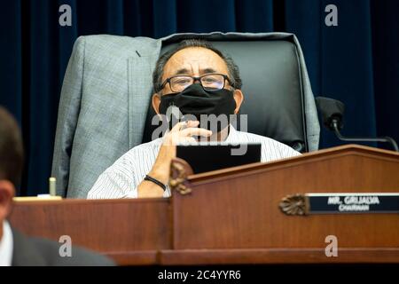 Le président du comité des ressources naturelles de la Maison Raul Grijalva (D-Ariz.) est vu lors d'une audience le lundi 29 juin 2020 pour discuter de l'incident récent avec la police du parc des États-Unis qui a enlevé des manifestants et des journalistes le 1er juin à l'église épiscopale Saint-Jean près de la Maison Blanche pour que le président Trump réalise une photo. Crédit : Bonnie Cash/Pool via CNP | utilisation dans le monde entier Banque D'Images