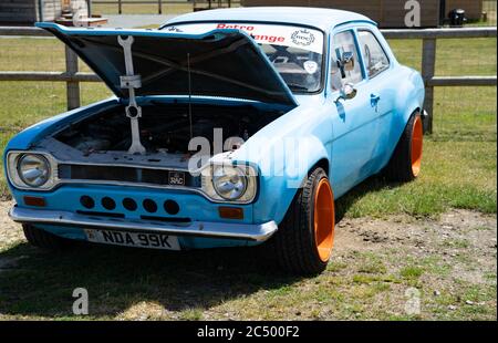 L'Escort Mk1 bleue de Ford avec son capot relevé Banque D'Images