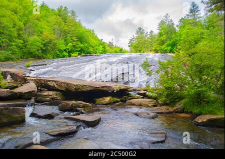 Bridal Veil Falls, dans la forêt récréative de DuPont, en Caroline du Nord. Banque D'Images