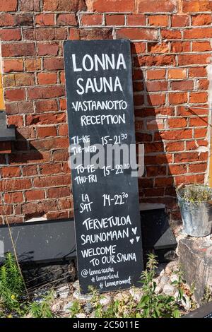 Lonna réception sauna panneau de tableau noir appuyé contre le mur de briques rouges sur l'île de Lonna, dans l'archipel d'Helsinki, en Finlande Banque D'Images