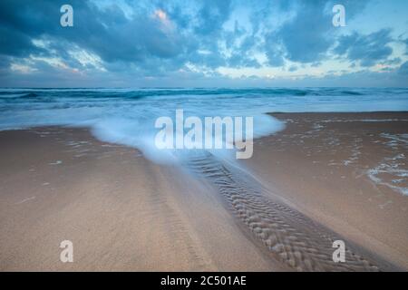 Vagues au large de la baie de Sandomouth North Cornwall Banque D'Images