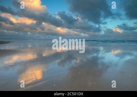 Réflexions de la baie de Sandomouth Banque D'Images